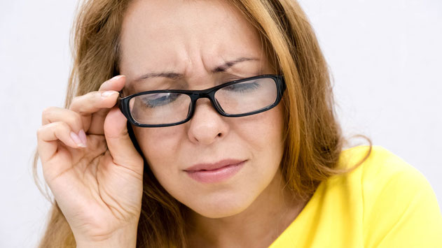 Frau mit Brille, nachdenklicher Blick – Hinweis auf innere Spannungen im Führungsfeld