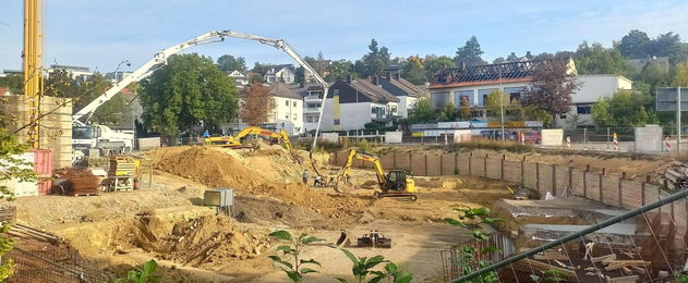 Die  ausgebrannte TSG-Halle, im Vordergrundf die Baustelle der "Altstadtlogen". Die Halle ist inzwischen abgerissen