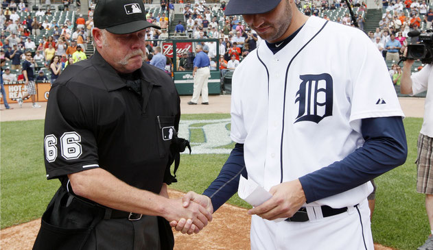 Jim Joyce e Armando Galarraga (AP Photo/Paul Sancya)