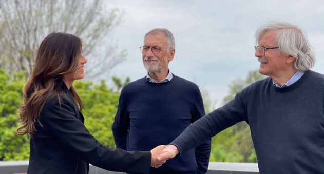 tre persone che si stringono la mano