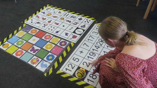 Sabine Treuten und Noelle Griesbach betreuten das Angebot, bei dem mit Mini-Robotern auf spielerische Weise Grundbegiffe des Programmierens erlernt werden konnten