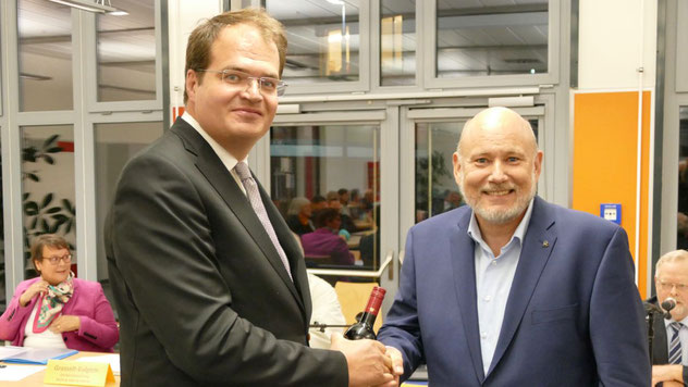 Eine besondere Geste: Der unterlegene SPD-Kandidat Tim Stoberock war extra aus Hamburg angereist, um zu gratulieren und kleine Präsente zu überbringen