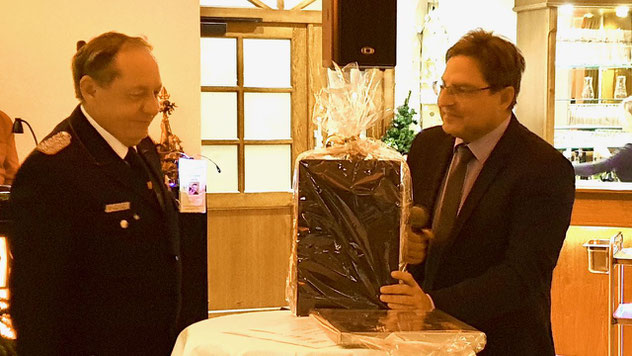 Mit einem Präsent bedankte sich Wehrführer Wido Schön bei Alt-Bürgermeister Thomas Köppl für die langjährige gute Zusammenarbeit