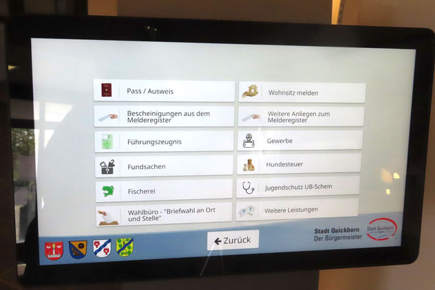 Beispiel für die Digitalisierung in Quickborn: Im Foyer des Rathauses kann man sich über diesen Bildschirm anmelden