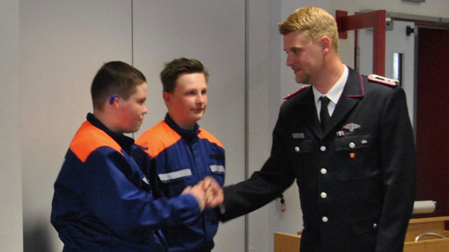 Die Anwärter Tjorben Freitag und Niklas Rinow mit Jugendwart Luca Geerken (v. l.)