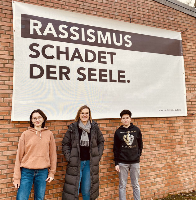 Präsentierten das Banner: Schülerpraktikantin Lisbeth Springer, Pastorin Caroline Raddatz und Lino (v.l.)