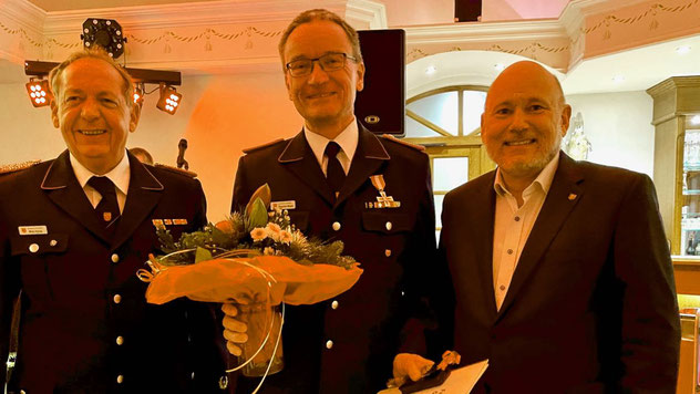 Thorsten Wiehe  erhielt für seine 40jährige Mitgliedschaft das Brandschutzehrenzechen in Gold am Bande, Wido Schön und Bürgermeister Thomas Beckmann gratulierten