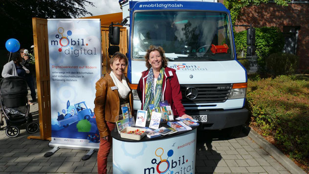 Stadtbücherei-Leiterin Kristina Preiß und Mitarbeiterin Michaela Ploog freuten sich, dass der Digital-Bus des Bücherei-Verbandes nach Quickborn gekommen war und zahlreiche Aktionen anbot  