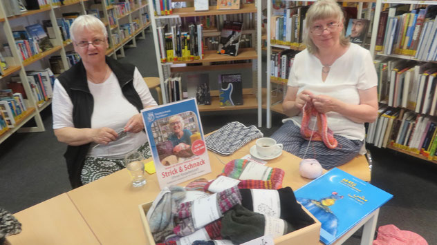 Hannelore Wulff und Erika Müller, die regelmäßig an den „Strick & Schnack"-Treffen teilnehmen, warben für dieses Angebot. Die produzierten Socken lassen sich übrigens auch jetzt noch erwerben. Der Erlös geht an „Quickborn hilft".
