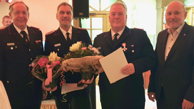 Für 25 Jahre Feuerwehr wurden Olaf Fuhlendorf und Rolf Kühl mit dem Brandschutzehrenzeichen in Silber am Bande ausgezeichnet. Wido Schön und Bürgermeister Thomas Beckmann (r.) gratulierten