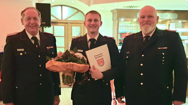 20 Jahre Feuerwehr: Wehrführer Wido Schön und der stellv. Wehrführer Daniel Dähn überreichten Heiko Gleich Urkunde und Blumen