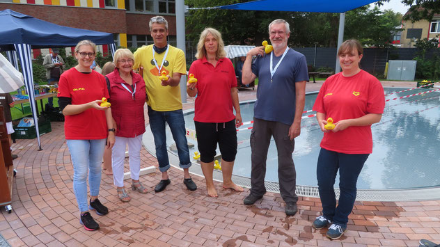 Das Entenrennen-Team: Ramona Kohlhagen (DLRG), Christa Abendroth, Christian Rohde, Nicole Münster, Klaus Wernicke (Schriftführer Eulenring) und Stefanie Johannsen (DLRG)