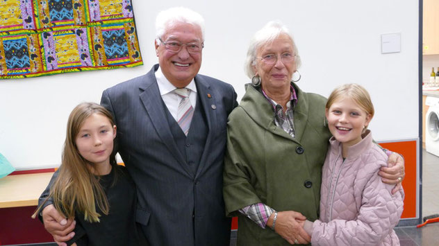 Ein besonderer Dank des Ausgezeichneten ging an seine Frau Christa, seine Enkeltöchter Merle (l.) und Neele freuten sich mit ihm und werden ihn beim Camping an der Ostsee fit halten