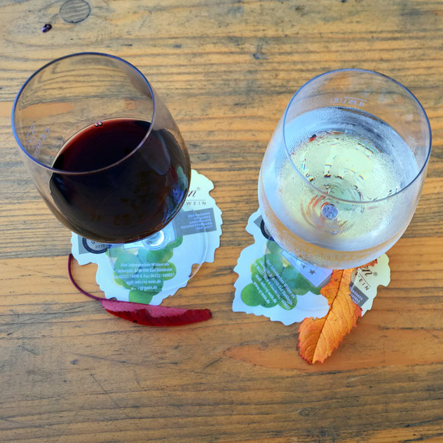 Rotwein, Weiswein, Weinlaub und der Herbst