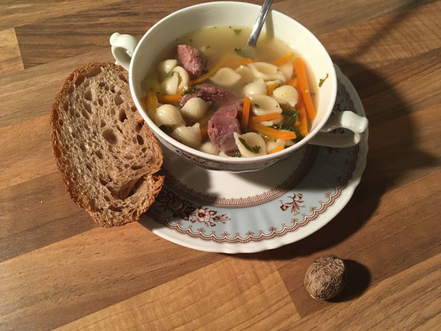 Rinderkraftbrühe mit Nudeln und Julienne