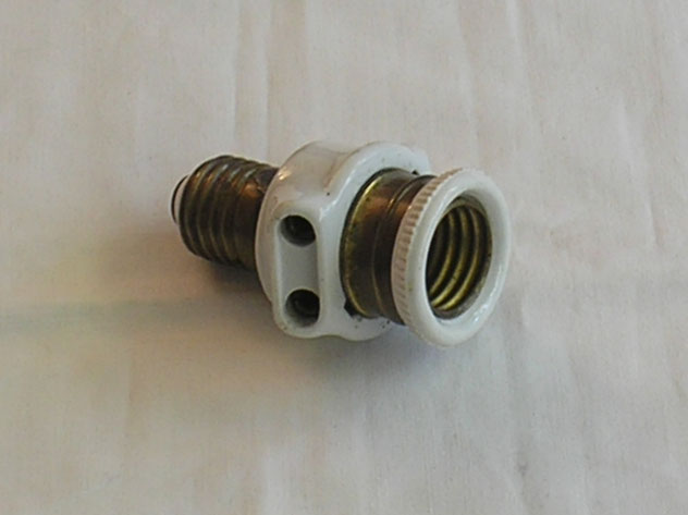 Unbekannter Hersteller - Leuchtmittel Fassunng E 27 aus Porzellan.