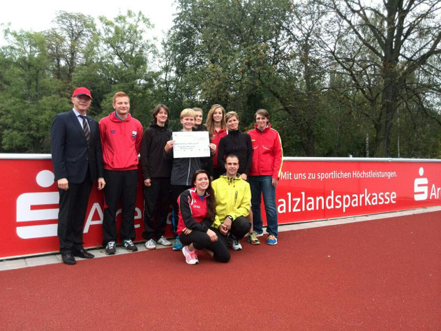 Helmut Ibsch Vorstandsmitglied der Salzlandsparkasse mit den Lebensrettern der DLRG Ortsgruppe Bernburg/Staßfurt v.l.n.r. Nils Lampert, Juliane Bahr, Clemens Kotzyba, Anna-Lena Kotzyba, Rica Schmidt, Sabine Streit, Katja Schulz. Vorne kniend Paulin Streit