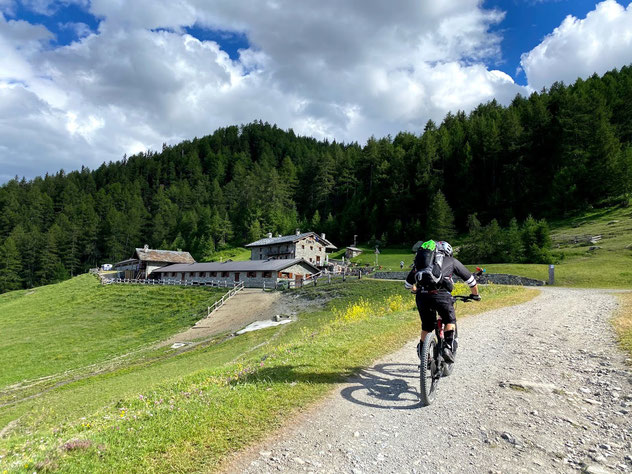 in arrivo al rifugio CHALIGNE