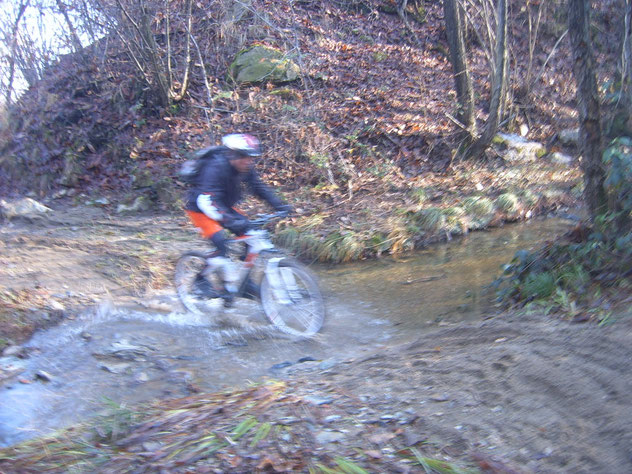 Tony guada a tutta velocità, e dopo aver terminato il single track perdendo 400 metri di dislivello si riparte a risalire per il Monte San Giorgio