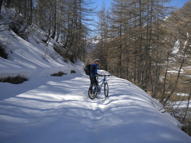 Indovinate quale opzione abbiamo scelto?...Verso PRACATINAT la strada risulta ancora imbiancata... 