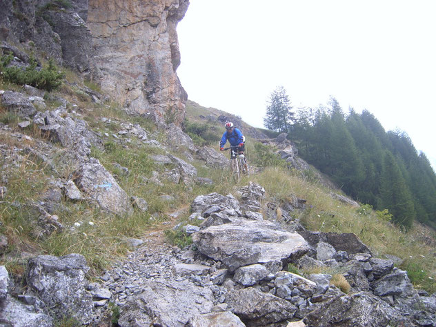  E, per concludere, discesone assai esposto - quasi da parapendio - prima di "atterrare" ad Argentera benedetti da pioggia insistente. 