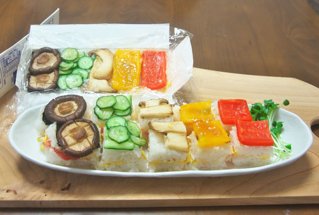 牛乳パックを再利用して、押しずしをつくりました。カラフルな具材をトッピングして、1切ずつにカットしました