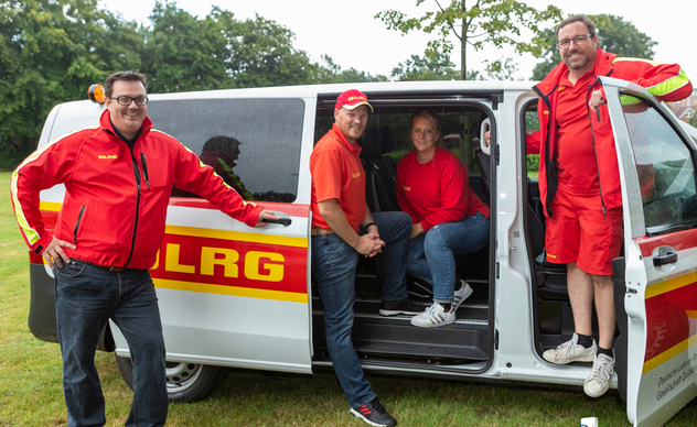 Stolz auf den neuen Bus: Der neue Vorstand mit Kai Jacobsen, Sabine Bachmann und Jan-Christian Paar, zusammen mit dem aus beruflichen Gründen ausgeschiedenen Marvin de Vries (l.), in dessen Amtszeit die Anschaffung des Fahrzeugs fiel.