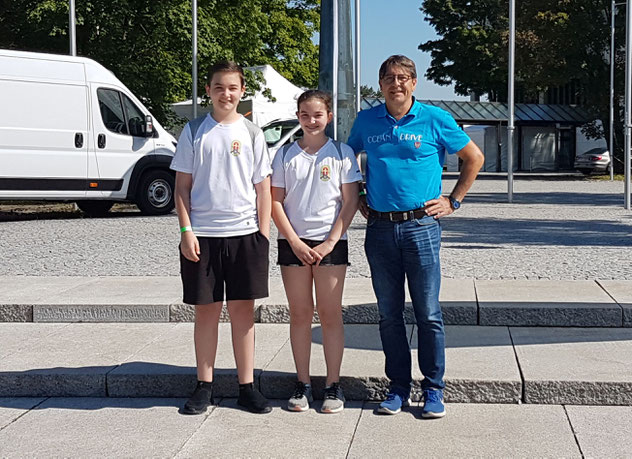 Noah und Mona Sommer mit ihrem Trainer Mark Faßl