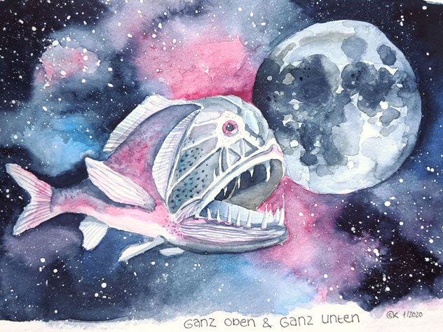 Aquarellskizze "Tiefseefisch und Mond": Fisch schwebt vor Mond und abstrakt gestaltetem Sternenhimmel