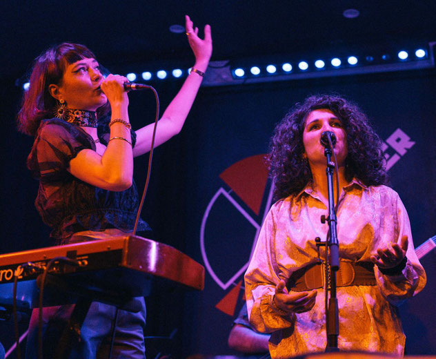 Caroline Turtaut, Émeline Marcon >> La Rosée, (duo musique & poésie alternatives). Photographie : D.R.