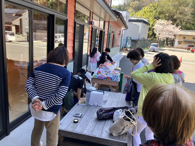子ども店員「駄菓子屋さん」2024年4月1日～5日(初日)