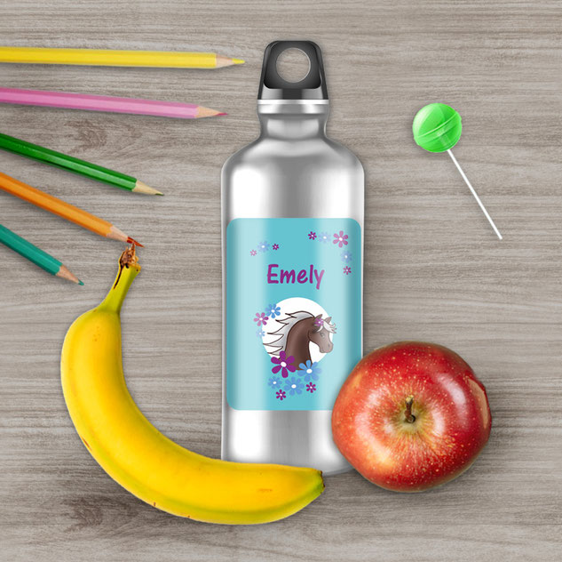 eckiger Trinkflaschenaufkleber Motiv: Braunes Pony mit blauen und lila Blumen auf türkisen Hintergrund - Beispielbild wie der Namensaufkleber auf einer Trinkflasche klebt