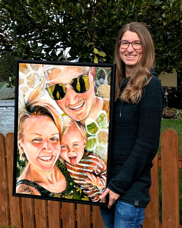 Die Künstlerin Maria Kley präsentiert ein Familienporträt Ölgemälde im schwarzen Schattenfugenrahmen.