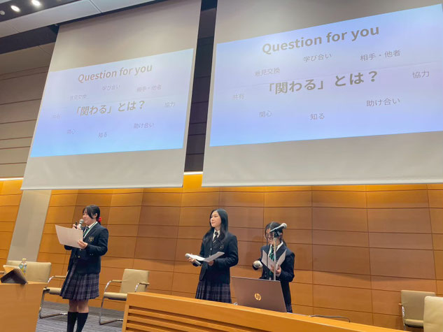 研修で学んだことや今後に向けた抱負を語る生徒たち
