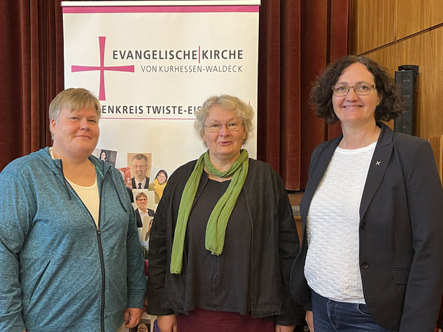 Multiplikatorinnen für das Schutzkonzept zur sexualisierten Gewalt sind die beiden Jugendarbeiterinnen, Petra Ullrich (links) und Claudia Vach (mitte) mit Dekanin Eva Brinke-Kriebel. Foto: Kleine
