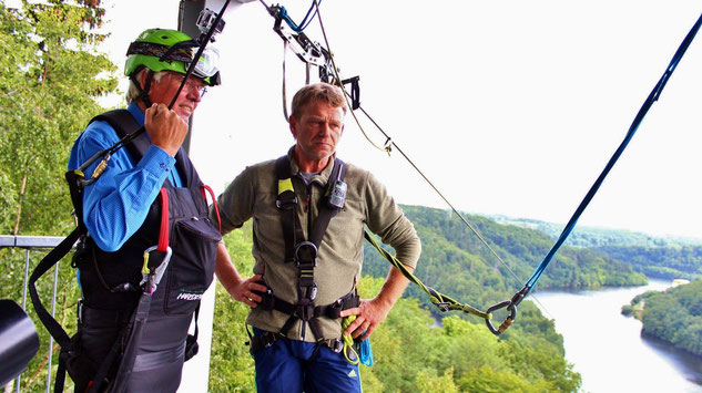 Foto: Wirtschaftsminister Hartmut Möllring flog heute mit der MegaZipline über die Rappbodetalsperre. Ministerium für Wissenschaft und Wirtschaft des Landes Sachsen-Anhalt