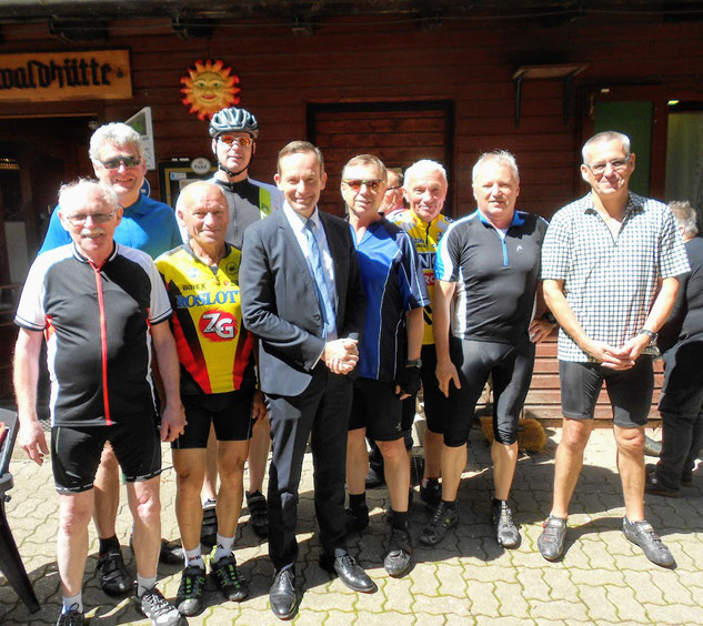 Gruppenbild mit Verkehrsminister Wissing vor der PWV-Gimbelwaldhütte in Hornbach