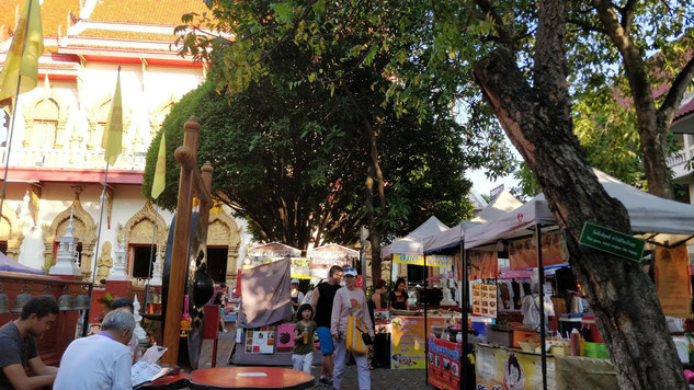 Food court du Sunday Market, dans l'enceinte d'un temple