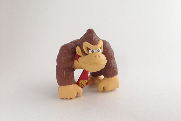 Figurine de Donkey Kong photographiée dans une boîte à lumière avec un iPhone