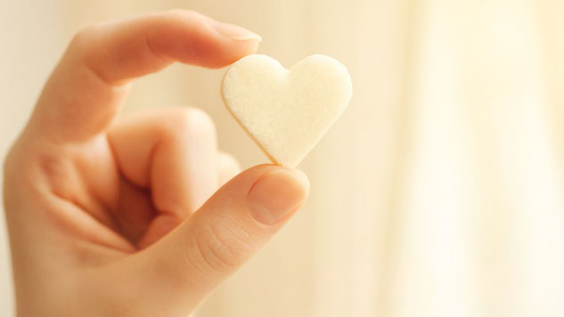 Helle Nahaufnahme einer Hand, die ein herzförmiges Zuckerstück hält – symbolisch für das Thema Süße, Selbstfürsorge und innere Balance bei Diabetes.