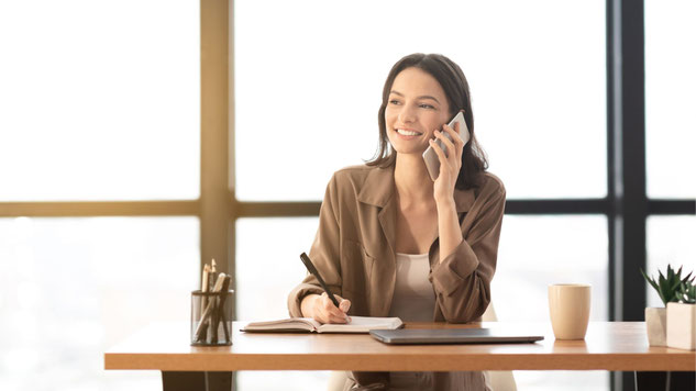 Nahaufnahme einer Frau mit warmem Blick – symbolisiert Empathie und Herz in der Führung