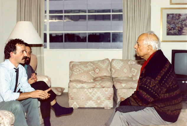 1997 : Bhau in Melbourne, Australia talking to the webmaster ( light shirt ).