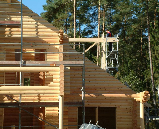 Blockhausbau - Rundbohlenhaus wird montiert - Blockhaus bauen, Holzhaus in Blockbauweise, Immobilien, Hausbau, Eigenheim, Baustelle, Fenster, Türen, Neubau, Haustechnik, Sicherheit, Zuhause, Technik, Einbrecher, Architektenhaus, Einbruch, Diebstahl, Diebe