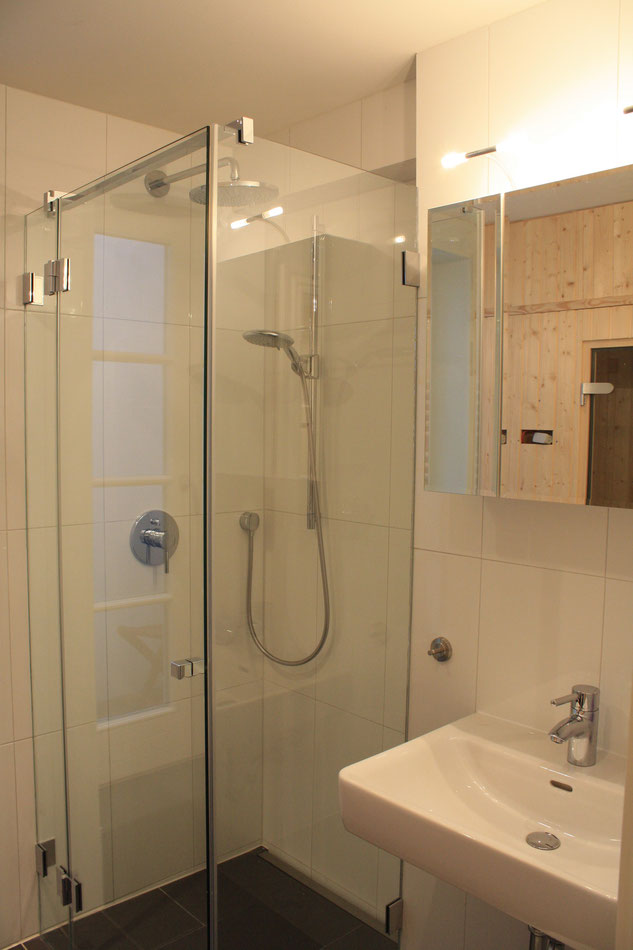 Düne - Dusche im Badezimmer / Untergeschoß (im Spiegel sieht man die gegenüberliegende Sauna)