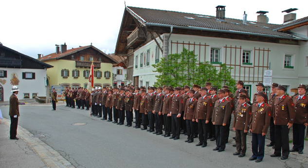 Aufstellung vor der Florianimesse 2014 am Dorfplatz