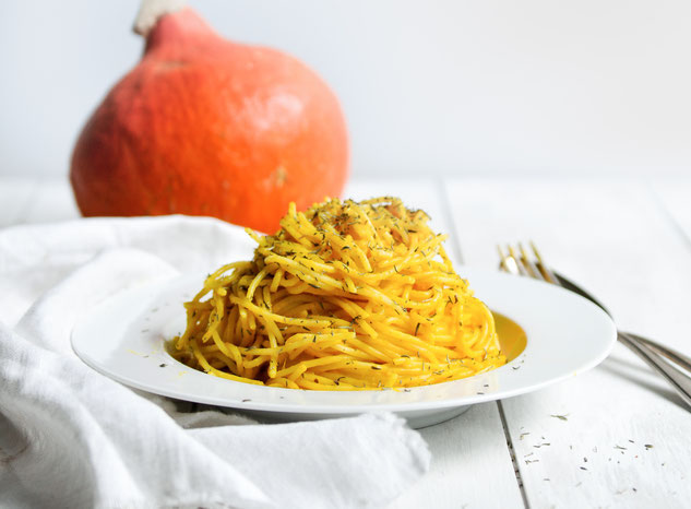 Spaghetti mit Kürbis Parmesan Soße - vegetarisch, vegane Alternative im Rezept zu finden. 