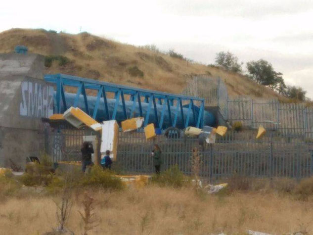 Neveras 'colgadas' de las vallas del Metro junto a la estación de Rivas Urbanizaciones (Foto: Rivas Contaminación Zero)