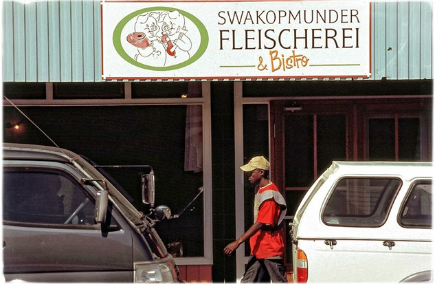 irgendwie habe ich nicht mit deutschsprachigen Ladenschildern in Afrika gerechnet...