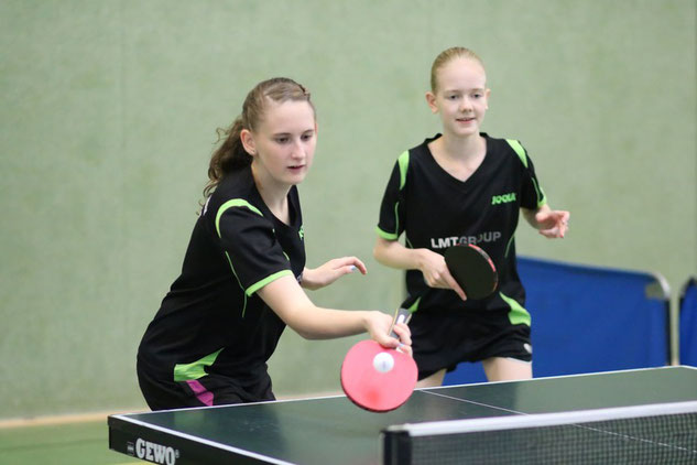 Die 14-jährige Michelle Weber (l.) aus der Verbandsoberliga-Auswahl des TSV Schwarzenbek erspielte sich bei den Landesmeisterschaften der U18-Mädchen in Büchen ein „silbernes Double“.