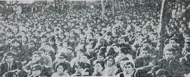 1969年1月20日、寮連合「全共闘」(準)の中川会館封鎖に抗議して、広小路キャンパスいっぱいに集結した学生・教職員/『立命館大学新聞』創刊号(1970年1月12日発行)より